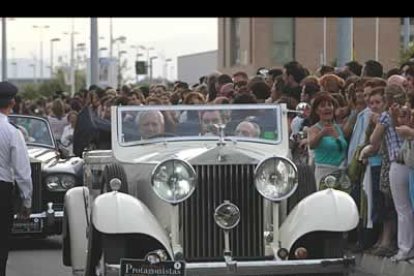 Los invitados fueron llegando a la gala en lujosos vehículos pertenecientes a la colección personal del locutor radiofónico Luis del Olmo, mantenedor de los premios.