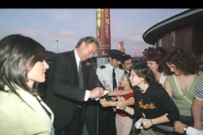 El carismático Bertín Osborne fitmó autógrafos antes de su entrada a la gala.