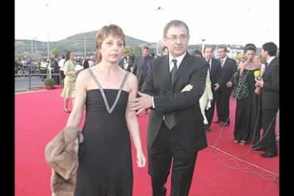 El diseñador Roberto Verino entró junto a su esposa.