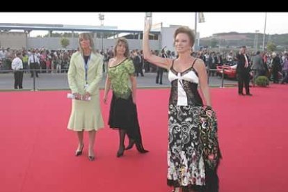 Paloma San Basilio llegó sola.