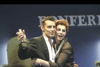 Jesús Vázquez recibió emocionado su premio de las manos de Antonia del´ Ate.