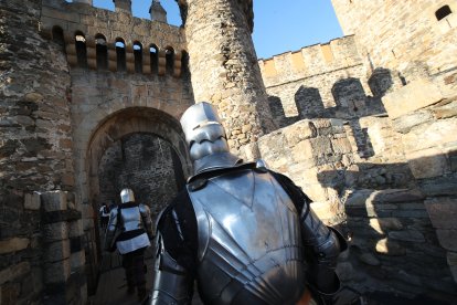 La Asociación Caballeros de Ulver ha recreado el famoso asedio de los irmandiños al Castillo de Ponferrada en 1467. Las puntas de las flechas eran de goma, las espadas romas, la pólvora de fogueo pero los insultos entre los combatientes sonaban de verdad: '¡Sois una rata, Conde!' gritaron los campesinos díscolos para empezar la pelea con la Casa de Lemos. ANA F. BARREDO