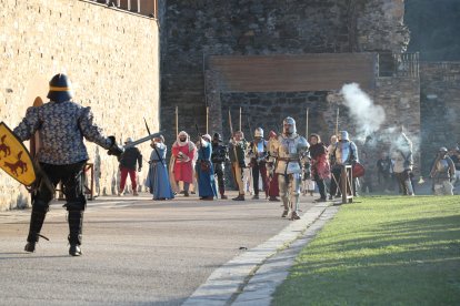La Asociación Caballeros de Ulver ha recreado el famoso asedio de los irmandiños al Castillo de Ponferrada en 1467. Las puntas de las flechas eran de goma, las espadas romas, la pólvora de fogueo pero los insultos entre los combatientes sonaban de verdad: '¡Sois una rata, Conde!' gritaron los campesinos díscolos para empezar la pelea con la Casa de Lemos. ANA F. BARREDO