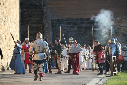 La Asociación Caballeros de Ulver ha recreado el famoso asedio de los irmandiños al Castillo de Ponferrada en 1467. Las puntas de las flechas eran de goma, las espadas romas, la pólvora de fogueo pero los insultos entre los combatientes sonaban de verdad: '¡Sois una rata, Conde!' gritaron los campesinos díscolos para empezar la pelea con la Casa de Lemos. ANA F. BARREDO