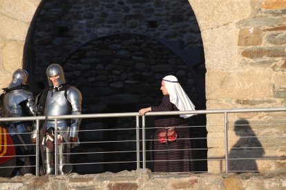 La Asociación Caballeros de Ulver ha recreado el famoso asedio de los irmandiños al Castillo de Ponferrada en 1467. Las puntas de las flechas eran de goma, las espadas romas, la pólvora de fogueo pero los insultos entre los combatientes sonaban de verdad: '¡Sois una rata, Conde!' gritaron los campesinos díscolos para empezar la pelea con la Casa de Lemos. ANA F. BARREDO