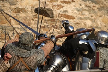 La Asociación Caballeros de Ulver ha recreado el famoso asedio de los irmandiños al Castillo de Ponferrada en 1467. Las puntas de las flechas eran de goma, las espadas romas, la pólvora de fogueo pero los insultos entre los combatientes sonaban de verdad: '¡Sois una rata, Conde!' gritaron los campesinos díscolos para empezar la pelea con la Casa de Lemos. ANA F. BARREDO