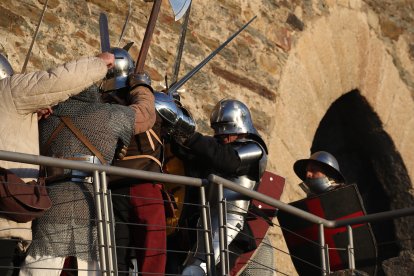 La Asociación Caballeros de Ulver ha recreado el famoso asedio de los irmandiños al Castillo de Ponferrada en 1467. Las puntas de las flechas eran de goma, las espadas romas, la pólvora de fogueo pero los insultos entre los combatientes sonaban de verdad: '¡Sois una rata, Conde!' gritaron los campesinos díscolos para empezar la pelea con la Casa de Lemos. ANA F. BARREDO