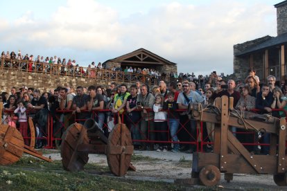 La Asociación Caballeros de Ulver ha recreado el famoso asedio de los irmandiños al Castillo de Ponferrada en 1467. Las puntas de las flechas eran de goma, las espadas romas, la pólvora de fogueo pero los insultos entre los combatientes sonaban de verdad: '¡Sois una rata, Conde!' gritaron los campesinos díscolos para empezar la pelea con la Casa de Lemos. ANA F. BARREDO