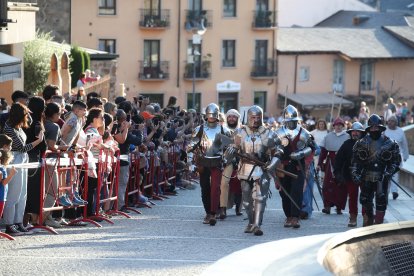 La Asociación Caballeros de Ulver ha recreado el famoso asedio de los irmandiños al Castillo de Ponferrada en 1467. Las puntas de las flechas eran de goma, las espadas romas, la pólvora de fogueo pero los insultos entre los combatientes sonaban de verdad: '¡Sois una rata, Conde!' gritaron los campesinos díscolos para empezar la pelea con la Casa de Lemos. ANA F. BARREDO