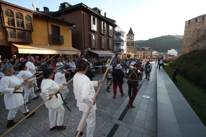 La Asociación Caballeros de Ulver ha recreado el famoso asedio de los irmandiños al Castillo de Ponferrada en 1467. Las puntas de las flechas eran de goma, las espadas romas, la pólvora de fogueo pero los insultos entre los combatientes sonaban de verdad: '¡Sois una rata, Conde!' gritaron los campesinos díscolos para empezar la pelea con la Casa de Lemos. ANA F. BARREDO
