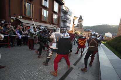 La Asociación Caballeros de Ulver ha recreado el famoso asedio de los irmandiños al Castillo de Ponferrada en 1467. Las puntas de las flechas eran de goma, las espadas romas, la pólvora de fogueo pero los insultos entre los combatientes sonaban de verdad: '¡Sois una rata, Conde!' gritaron los campesinos díscolos para empezar la pelea con la Casa de Lemos. ANA F. BARREDO