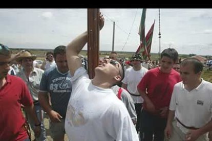 Una auténtica riada de fieles custodió ayer a la Virgen de Castrotierra en su vuelta al santuario, que puso fin a la novena en la Catedral de Astorga para rogar por la lluvia.