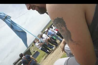 54 pendones y pendonetas de las comarcas amparadas por el templo, y 36 cruces parroquiales, compusieron el cortejo de cinco kilómetros de longitud.