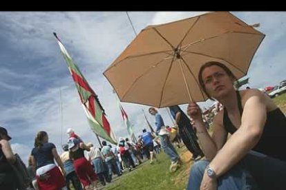 Esta otra joven recurre a un paraguas para resguardarse de los que venga. sol o lluvia, todo era posible ante la inestabilidad atmosférica.