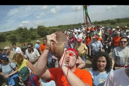 El vino tampoco suele faltar en este tipo de fiestas populares, en los que la tradicional bota se convierte en uno de los signos inequívocos.