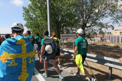 Portando una bandera de Asturias llena de mensajes de apoyo. Foto: Norberto.