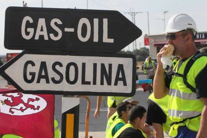 Tomando ‘gasolina’ a mitad de etapa para recobrar fuerzas. Foto: Norberto.