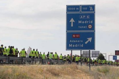 Ayer los mineros entraron en la N-VI después de seis etapas por autovía. Foto: Norberto.