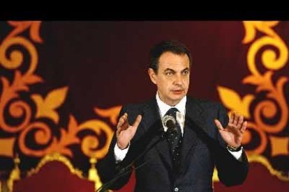 En esta visita oficial, el presidente del Gobierno ha reclamado ayuda a los países vecinos para atajar la inmigración ilegal.