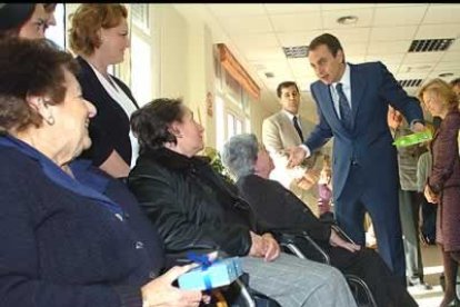 El jefe del Ejecutivo nacional recibió mucho cariño y regalos en el  Centro Social de Mayores del Imserso que visitó.
