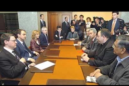El presidente del Gobierno junto a los ministros Jordi Sevilla y Elena Salgado al inicio de la reunión mantenida con los representantes de las cuatro comunidades religiosas de Melilla: indú, cristiana, musulmána y judía