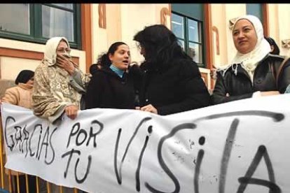 Un grupo de mujeres congregadas a la puerta de Palacio de la Asamblea en Melilla sujetan una pancarta donde se puede leer «Gracias por su visita», mensaje con el que han querido recibir al presidente del Gobierno.