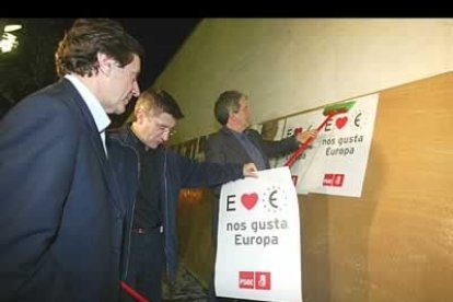 Ángel Villalba, presidente del PSOE en Castilla y León, Francisco Fernández, alcalde de León, y Miguel Martínez, presidente de los socialistas leoneses, durante la pegada de carteles.