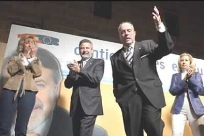 Mientras en Galicia, el PP hizo un llamamiento a sus simpatizantes a que combatan el pesimismo y no piensen que los comicios de junio son una reválida de las pasadas generales,.