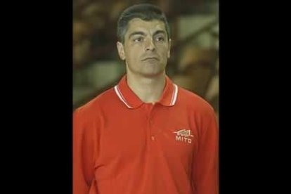 Isidoro Martínez, segundo entrenador del equipo posó para los medios antes del que sería el primer entrenamiento de cara a la temporada 2003/2004.