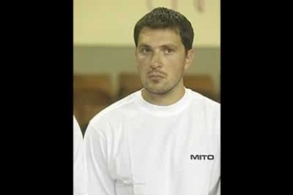 Petar Metlycic ante su público y compañeros, antes del primer entrenamiento.