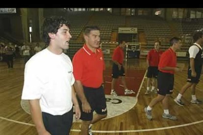 Arranca con fuerza y mucho trabajo el equipo leonés. El primer entrenamiento fue relajado. Sólo falto el último fichaje, el croata Curuvija.