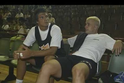 El banquillo no es el lugar habitual de estos dos jugadores que se tomaron un descanso en el entrenamiento.