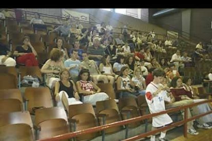 El público que se reunió en el pabelón, unos 300 aficionados, fue de lo más variado. El equipo no está sólo.