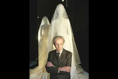 La prometida del heredero de la corona ha elegido al diseñador Manuel Pertegaz para que confeccione su vestido de novia.