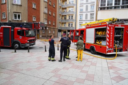 Desalojan a los vecinos de un edificio de la calle Santa Ana de Le?n por el escape de gas de una bombona.  ICAL