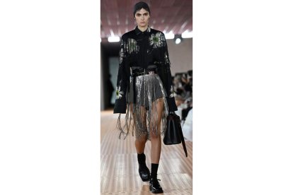 Modelo con diseño de Prada en Milán. DANIEL DAL ZENNAROA