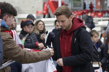 Sergio Ramos se detuvo a firmar autógrafos a los aficionados leoneses. 