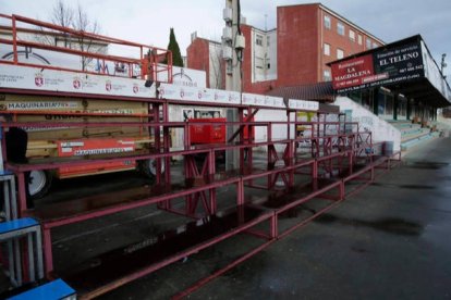 Nuevas gradas en La eragudina para el partido de Copa. FERNANDO OTERO