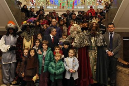 El alcalde y su equipo de gobierno, recibieron a los tres magos en el Ayuntamiento de San Marcelo. Foto: Jesús F. Salvadores