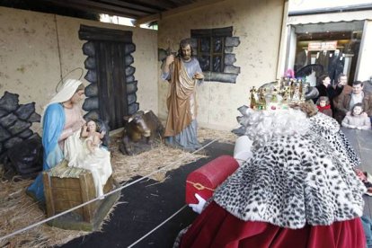 El momento de la entrega de los regalos, oro, incienso y mirra.Foto: Jesús F. Salvadores