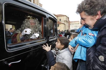Los Reyes Magos, Melchor, Gaspar y Baltasar llegaron a la capital leonesa en tres coches antiguos, Rolls Royce, Cadillac y Chrysler. Foto: Jesús F. Salvadores