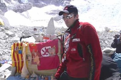 Delante de la cascada realizaron un una nueva puya (ofrenda, oración) con los sherpas, en las que colocaron banderas, entre que la que apreciamos la de León.