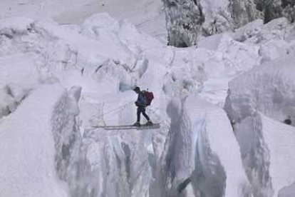 Esta imagen de Calleja, cruzando entre dos montañas por una escalera, da idea de la peligrosidad que entrañan determinados tramos de la expedición.