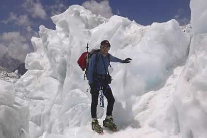 El montañero leonés posa frente un inmenso serac o bloque de hielo.