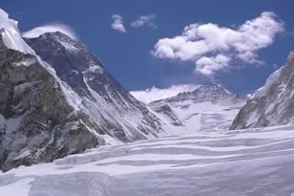 A mitad del Valle del Silencio, se vislumbra la gran pirámide negra del Everest a la izquierda; en el centro, el gran murallón del Lhotse, la cuarta montaña más alta del mundo, y en la derecha las paredes del Nupse.