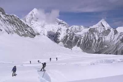 Desde este punto, se observa la cascada de seracs (hielo azul colgante) que se desprende directamente desde el Lhotse.