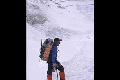 Calleja se dirige al campo III, después de ser destruído por una avalancha de nieve. Este año es el año de las avalanchas mas destructivas en el Everest.