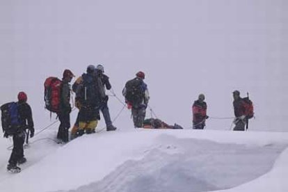 Momento del translado de tres personas de la expedición que resultaron heridas por la avalancha. Afortunadamente, las heridas no son graves.