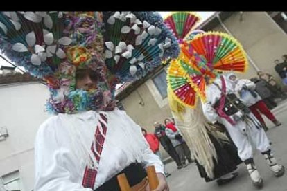 La celebración del antruejo no deja indiferente a nadie, por la vistosidad de los colores que emplean en los disfraces.