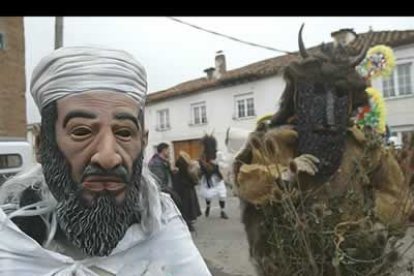 El Carnaval se ve cada año enriquecido con nuevos personajes, frutos de la actualidad, como es el caso de Bin Laden, que no quiso perderse la fiesta de esta localidad leonesa.